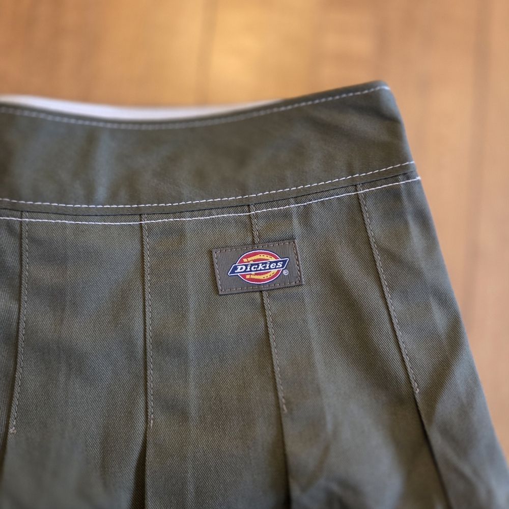 Classic Cotton/Polyester Green Pleated Skirt With White Whipstitching, Size 27 - Picture 3 of 6
